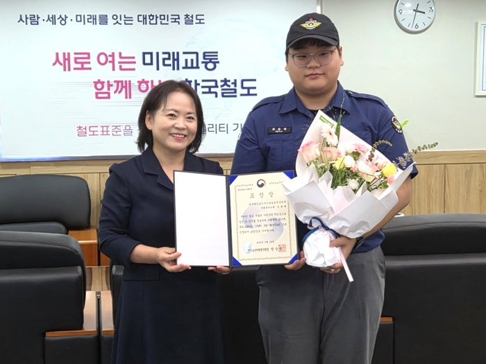한순영 부산울산병무청장(왼쪽)이 조윤제 모범사회복무요원에게 표창장 수여 후 기념촬영을 하고 있다. 부산울산병무청 제공