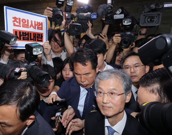 조희대 대법원장이 13일 서울 여의도 국회에서 열린 대법원 등에 대한 법제사법위원회 국정감사에서 정회가 선언되자 법사위 회의실을 나서고 있다. 연합뉴스