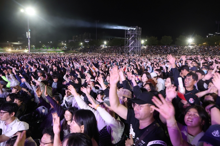 ‘2026 양산삽량문화축전’에 사흘간 15만여 명의 시민과 관광객이 참여해 가수들의 축하무대에 열광하며 함께 즐기고 있다.