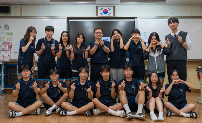 대송고 남효역 교사가 교실에서 토론동아리 학생들과 기념사진을 찍고있다. 울산교육청 제공