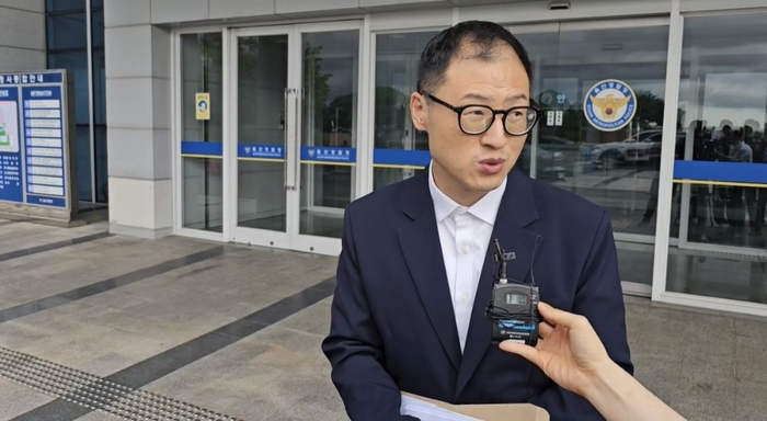 공직선거법 위반과 성매매 의혹 등으로 고발된 김상욱 울산시장이 지난 4일 경찰에 출석해 3시간가량 조사를 받았다.