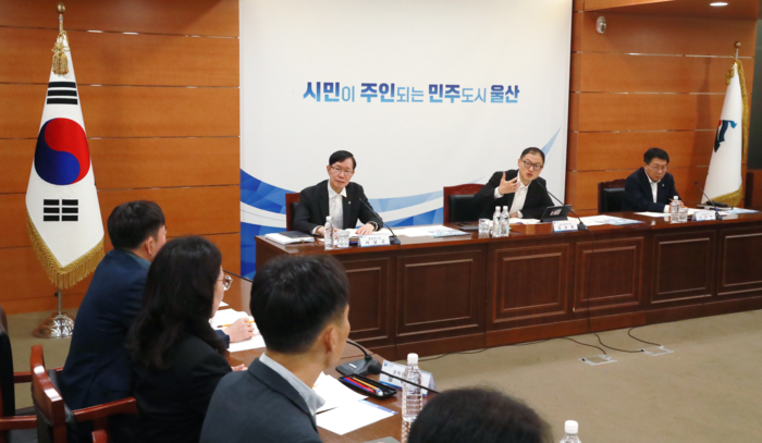 김상욱 울산시장이 2일 시청 상황실에서 권익인권 및 분권인구정책 분야 2027년 시정주요업무계획 보고회를 주재하고 있다. 울산시 제공