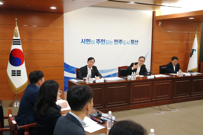김상욱 울산시장이 2일 시청 상황실에서 권익인권 및 분권인구정책 분야 2027년 시정주요업무계획 보고회를 주재하고 있다. 울산시 제공