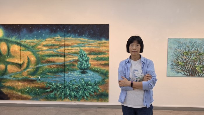 윤은숙 작가는 “나에게는 그림으로 나의 빛, 정체성을 표현하라는 재능이 주어진 것 같다”며 “주어진 사명처럼 그리게 된다”고 말했다. 본인 제공
