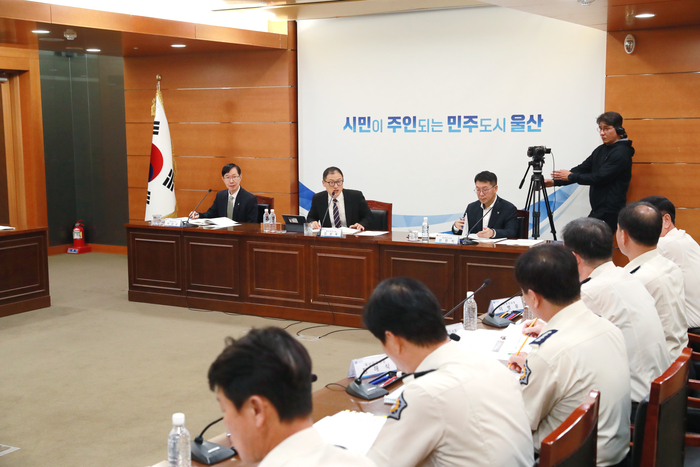 김상욱 울산시장이 6일 시청 상황실에서 소방본부 및 보건환경연구 분야 2027년도 주요업무계획 보고회를 주재하고 있다. 울산시 제공