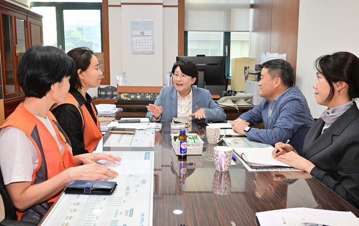 울산시의회 이은주 의원이 6일 시의회 의원연구실에서 아이돌봄사 활동, 처우 문제 등에 관해 아이돌봄노조 대표, 관련 부서와 의견을 나눴다. 울산시의회 제공