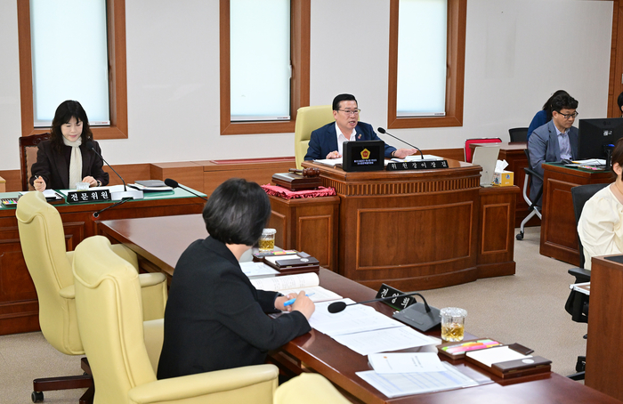 울산시의회는 6일 시의회 행정자치위원회 회의실에서 울산시설공단 이사장 후보자 인사청문특별위원회(위원장 이장걸) 제1차 회의를 열고 인사청문 실시계획 채택과 자료제출 요구의 건을 처리했다. 울산시의회 제공