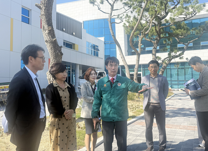 울산시의회 백현조 산업건설위원장이 6일 울산미래교육관을 찾아 교육청 관계자, 지역주민 등과 함께 시설공사로 철거된 체육시설 현장을 확인하고 주민 의견을 청취했다. 울산시의회 제공