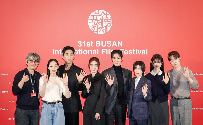 6일 부산 해운대구 영화의전당 중극장에서 열린 제31회 부산국제영화제 개막작 ‘낮과 밤은 서로에게’ 기자회견에서 (왼쪽부터)김종관 감독, 배우 김민하·주종혁·한선화·장률·심은경·전소영·김동휘가 포토타임을 갖고 있다. 이수화 기자