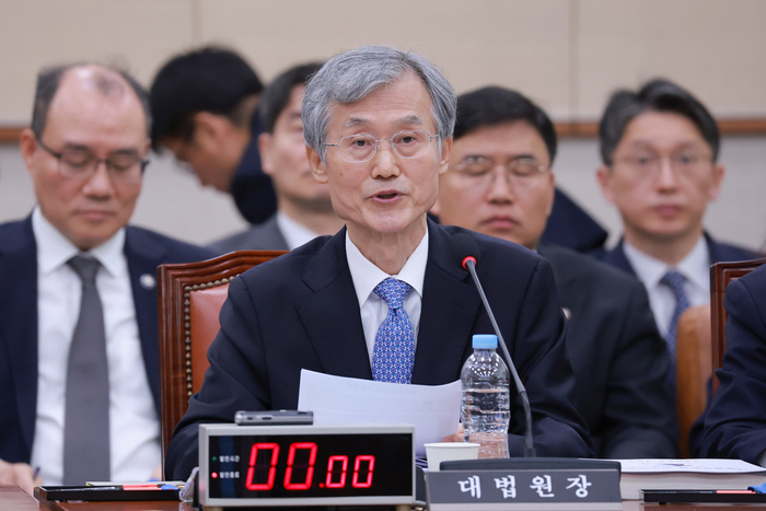 조희대 대법원장이 6일 국회 법제사법위원회에서 열린 대법원 등에 대한 국정감사에서 법사위원 질문에 답하고 있다. 연합뉴스