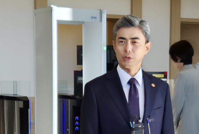강신철 국방부 장관이 6일 서울 용산구 국방부 청사를 나서며 취재진의 질문에 답하고 있다. 연합뉴스
