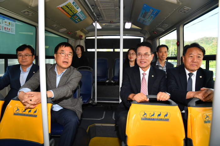 울산 울주군은 지난 3일 123번 시내버스 노선 복원에 따라 이순걸 군수와 정우식 군의장 및 군의원, 서범수 국회의원 등이 직접 버스에 탑승해 운행상황과 주민 이용 여건을 점검했다고 6일 밝혔다.