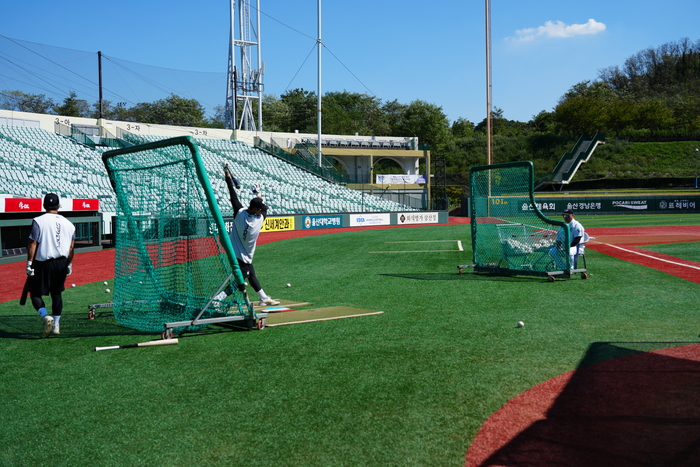 울산웨일즈는 울산-KBO FALL LEAGUE 참가를 위해 문수야구장에서 모여 경기 감각을 점검하고, 포지션별 기본기와 팀 플레이를 가다듬으며 실전 경기를 위한 컨디션을 끌어올리는 데 집중하고 있다. 웨일즈 제공