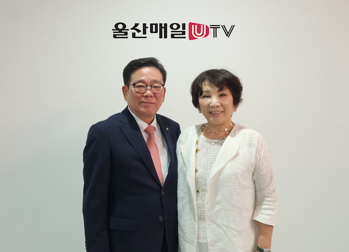한양현 울산신용보증재단 이사장이 6일 취임 인사차 본사를 방문해 이연희 대표이사와 환담을 나눈 후 기념촬영을 하고 있다.