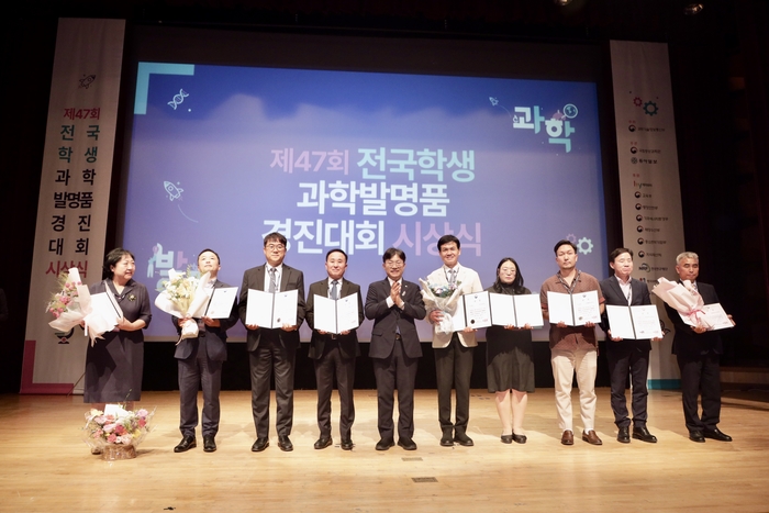 조용식 교육감이 7일 대전 국립중앙과학관에서 대통령상을 받은 박하을 학생과 대현초 이선나 지도교사 등과 함께 기념사진을 찍고있다. 울산교육청 제공