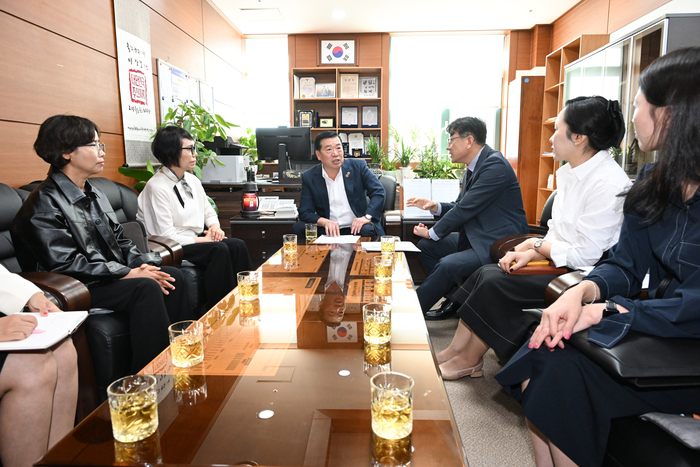 울산시의회 이장걸 행정자치위원장은 7일 오전 시의회 5층 위원장실에서 울산 청소년복지시설 관계자 간담회를 열었다. 울산시의회 제공