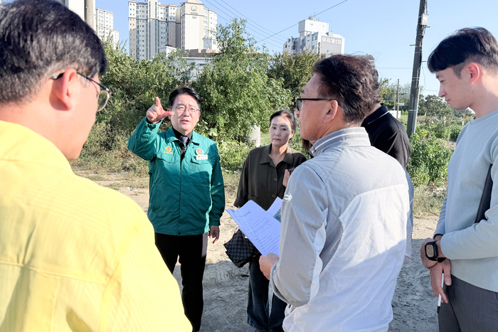 울산시의회 이주언 의원은 7일 오후 신천엠코~국도7호선 연결도로 개설 현장을 방문해 담당 부서로부터 사업 추진 현황과 향후 일정을 보고받고, 현장을 직접 둘러봤다. 울산시의회 제공