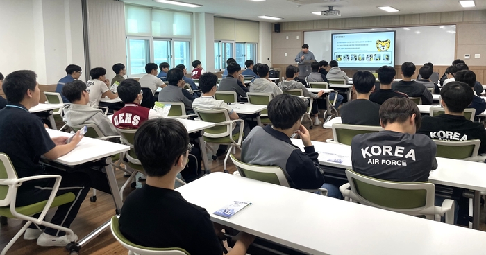 부산울산병무청 울산에너지고 방문 취업맞춤특기병 설명회 진행 모습. 부산울산병무청 제공