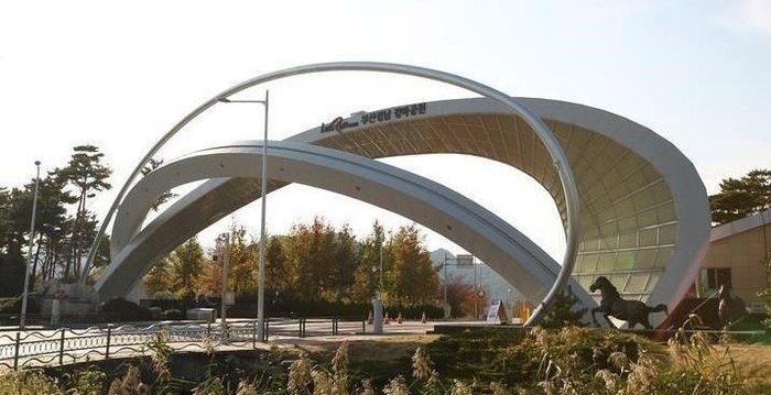 한국마사회 렛츠런파크 부산경남 정문 전경.-렛츠런파크 부산경남 제공