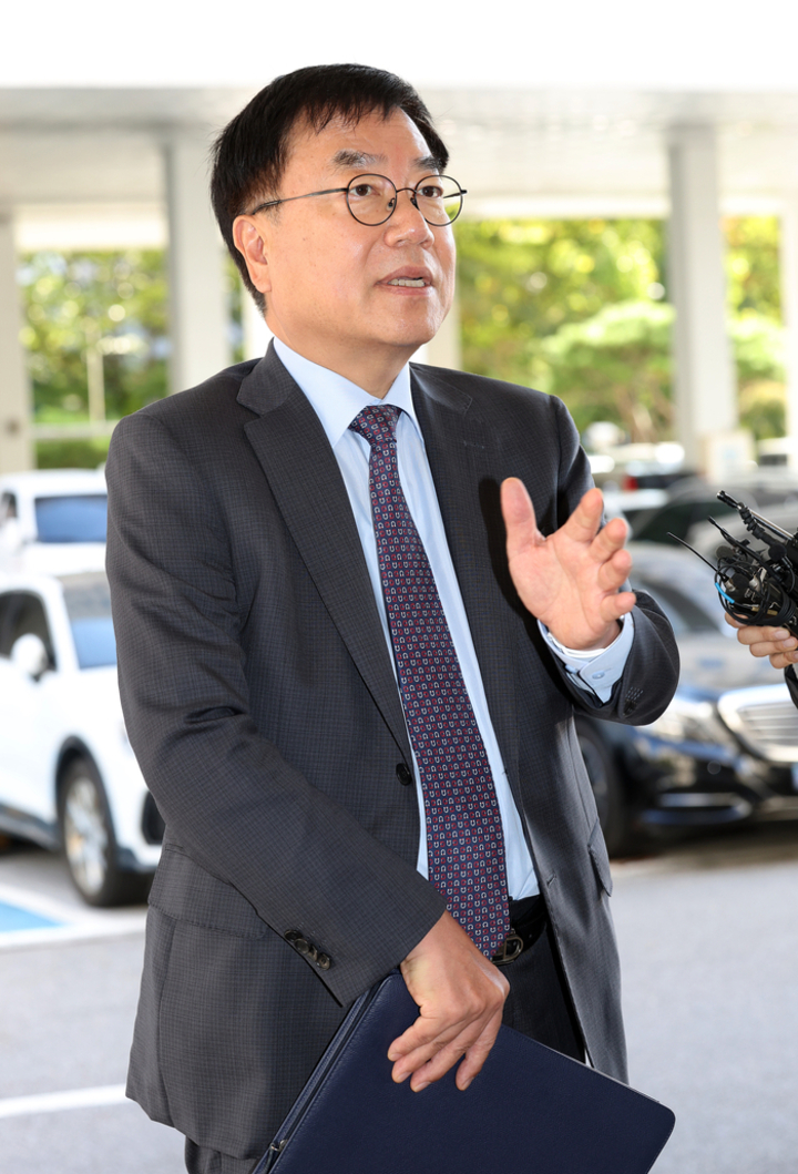 ‘돌려차기 실언’ 논란 등으로 국민의힘 중앙윤리위원회로부터 ‘당원권 정지’ 징계 처분을 받은 서범수 의원이 7일 서울 양천구 서울남부지법에서 열린 징계 효력정지 가처분 사건의 신문에 출석해 취재진 질문에 답하고 있다. 연합뉴스
