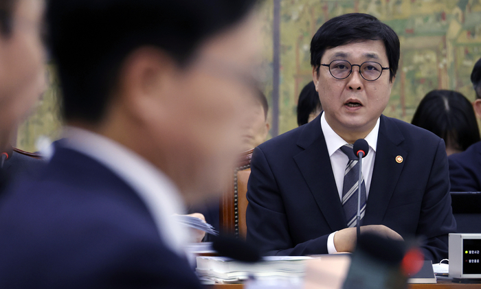최휘영 문화체육관광부 장관이 7일 국회 문화체육관광위원회에서 열린 문화체육관광부에 대한 국정감사에서 의원 질의에 답하고 있다. 연합뉴스