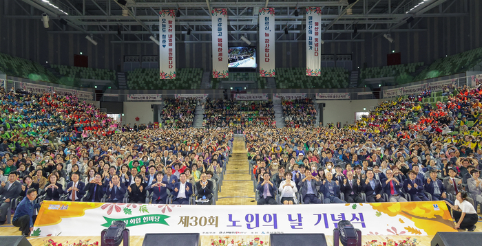 울산매일신문UTV가 주최·주관하고 울산시가 후원한 ‘제30회 노인의 날 기념행사’가 7일 울산 남구 문수체육관에서 성황리에 개최됐다. 1부 노인의 날 기념식에 참석한 김상욱 울산시장을 비롯한 본지 이연희 대표이사, 시의원, 시·구·군 어르신, 노인복지 증진 유공 수상자 등이 기념촬영을 하고 있다. 이수화 기자