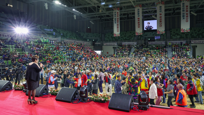 제30회 노인의 날 행사가 7일 문수체육관에서 열린 가운데 ‘어르신 문화축제’ 공연이 펼쳐지고 있다. 이수화 기자
