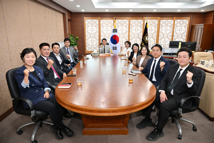 제9대 울산중구의회 의원들이 단체 기념촬영을 하고 있다. 중구의회 제공