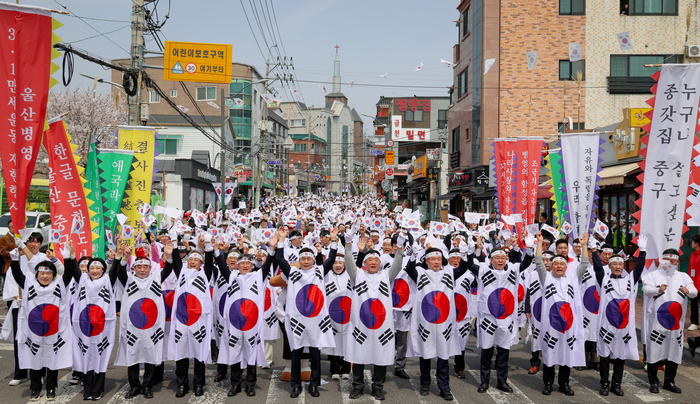 지난 4월 5일 울산 중구 병영오거리 일원에서 열린 ‘제107주년 울산병영 3.1만세운동 추모제 및 재현행사’에서 시민들이 만세를 외치며 거리를 행진하고 있다. 울산매일 포토뱅크
