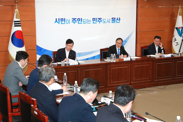 울산시는 7일 시청 상황실에서 김상욱 울산시장 주재로 관련 실·국장등이 참석한 가운데 미래 대응 중대형 사업 발굴 1차 보고회를 개최했다. 울산시 제공