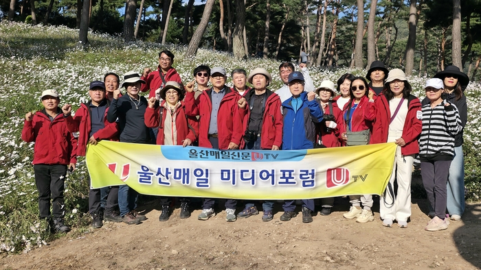 울산매일미디어포럼은 ‘제19회 정읍 구절초 축제’가 한창인 전북 정읍시 산내면 구절초 지방정원에서 자연을 렌즈에 담으며 가을의 매력을 만끽했다. 울산매일미디어포럼 제공