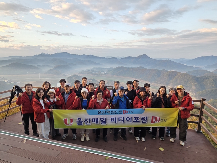 울산매일미디어포럼은 11일 새벽, 울산을 출발해 신비로운 물안개와 일출 풍경으로 유명한 전북 임실 옥정호(전망대)를 찾아 옥정호 수면 위로 피어오르는 물안개와 장엄한 일출의 장관을 카메라에 담았다. 울산매일미디어포럼 제공
