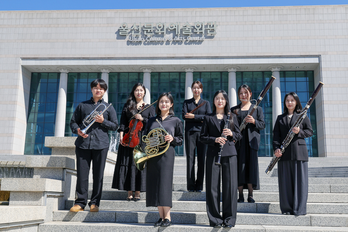울산시립교향악단이 창단 이래 최대 규모로 추진한 신규 수·차석 단원 공개모집을 마무리하고 7명의 새 단원을 맞았다. 최종 선발된 단원인 노은솔 클라리넷 수석, 홍유진 바순 수석, 장주예 바순 차석, 주형석 트럼펫 차석, 김하늘 호른 차석, 권은하 비올라 차석, 정유은 타악기 차석이 지난 8일 본지와 만나 새로운 포부와 함께 포즈를 취하고 있다. 이수화 기자