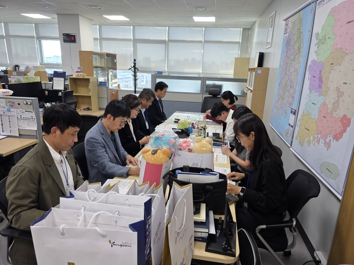 양산시 행정과 공무원들이 행안부를 방문해 기준인건비 증액과 인력 확충을 건의하고 있다.