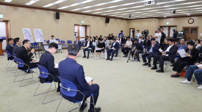 울산시는 8일 울산시의회 3층 회의실에서 김상욱 울산시장, 구의원, 시민단체, 지역주민들이 참석한 가운데 ‘태화강역~장생포 간 수소트램 운행사업 간담회’를 열고 사업 추진 관련 의견을 수렴했다. 울산시 제공
