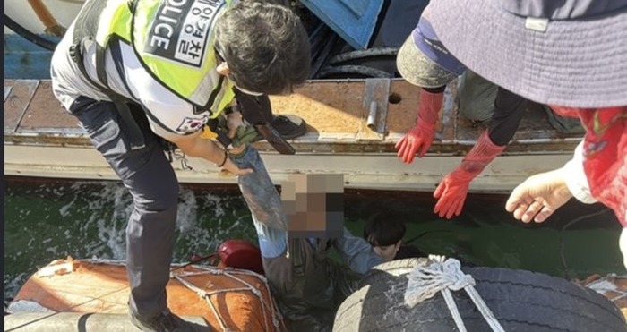 지난 8일 울산 동구 방어진항 인근 어선 위에서 작업을 하던 60대 선원이 바다에 빠져 해경에게 구조됐다. 울산해경 제공