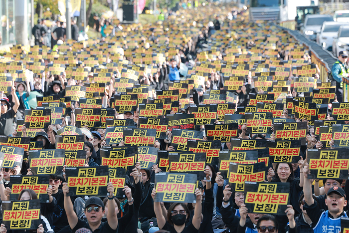 9일 서울 영등포구 여의도 국회 앞에서 한국교원단체총연합회·전국교직원노동조합·교사노동조합연맹이 연 교육활동 보장 법 개정 촉구 전국 교원 집회에서 교사들이 구호를 외치고 있다. 연합뉴스