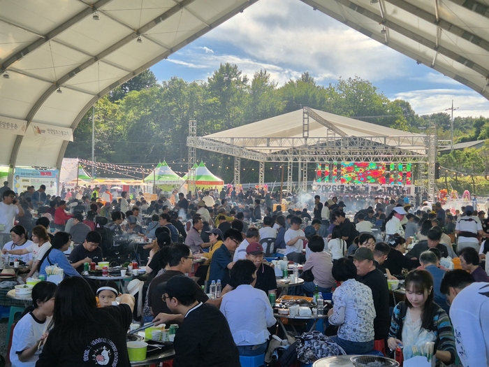 지난 9일 울산 울주군 울산전시컨벤션센터 옆 공터는 ‘2026 언양한우불고기축제’를 찾은 시민들로 인산인해를 이뤘다.