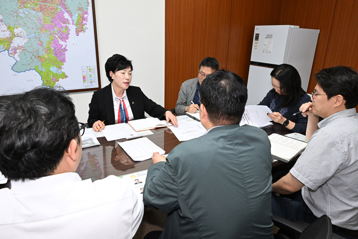 울산시의회 김남이 의원은 8일 오후 시의회 의원연구실에서 산업건설위원회 등 의회사무처 관계 공무원들과 간담회를 갖고, 그동안의 의정활동과 주민 민원 처리상황을 살펴보는 한편 향후 의정활동의 방향과 중점 추진과제를 논의했다. 울산시의회 제공