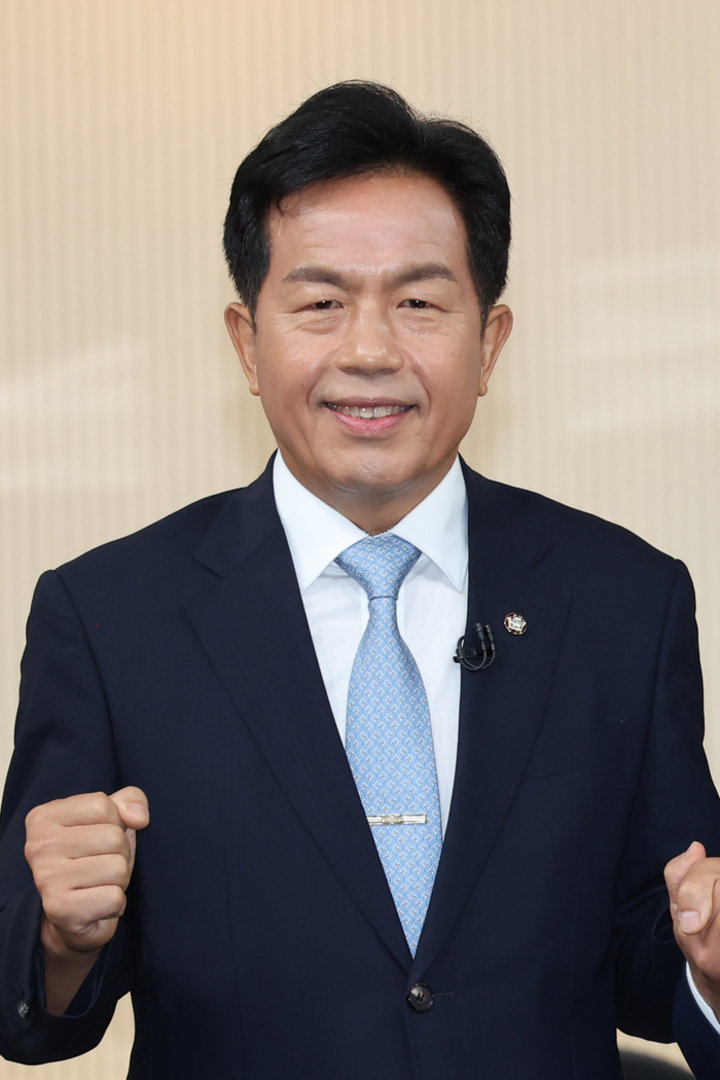 진보당 윤종오 의원이 9일 서울 여의도 KBS별관에서 ‘주택 가격 안정화 정책 및 주택공급 확대 방안’을 주제로 열린 2026년 제1차 정책토론회에서 토론 진행에 앞서 포즈를 취하고 있다. 연합뉴스