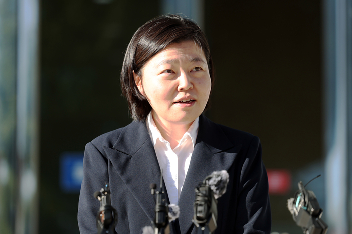 임은정 광주지방중대범죄수사청장이 6일 오전 전남광주 북구 중흥동 광주중수청 앞에서 기자들과 출근길 문답을 하며 질문에 답하고 있다. 연합뉴스