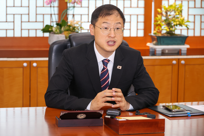 김상욱 울산시장이 인터뷰에서 질의에 답변하고 있다. 울산매일 포토뱅크