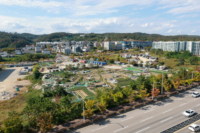 청남의료복합타운 조성이 계획돼 있는 산·학·연 클러스터 9-1·2지구 전경.  1만6,021㎡에 지하 2층~지상 7층 연면적 약 6만㎡ 규모의 병원 개설이 목표다. 최지원 기자