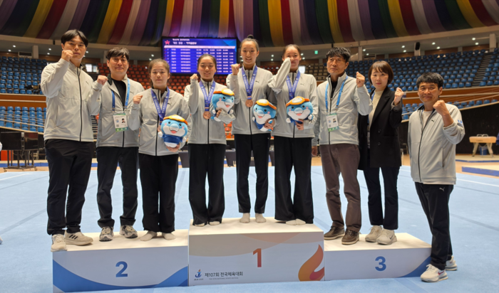 울산스포츠과학고 선수들이 제107회 전국체육대회 체조 여자18세이하부 단체종합에서 동메달을 획득한 뒤 기념촬영을 하고 있다. 시체육회 제공