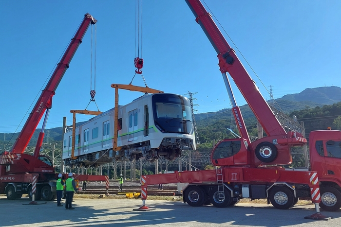 부산교통공사가 호포차량기지에 부산도시철도 2호선 신조 전동차 1개 편성을 최초 반입하고 있다.-부산교통공사 제공