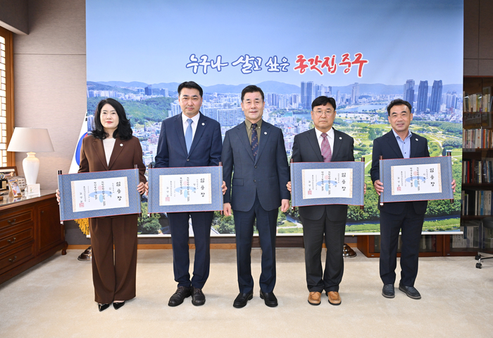울산 중구가 12일 중구청 구청장실에서 5급 승진자 임용장 수여식을 개최했다. 이날 김영길 중구청장은 대상자 4명에게 임용장을 수여했다. 중구 제공
