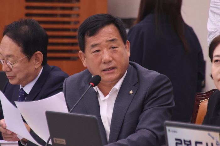 국민의힘 박성민 의원이 12일 열린 한전 국정감사에서 미국 원전시장 진출을 위한 웨스팅하우스 지분 확보를 주문하고, 체코와 미국 원전 계약을 평가하는 민주당의 기준이 일관되지 않다고 비판했다. 의원실 제공