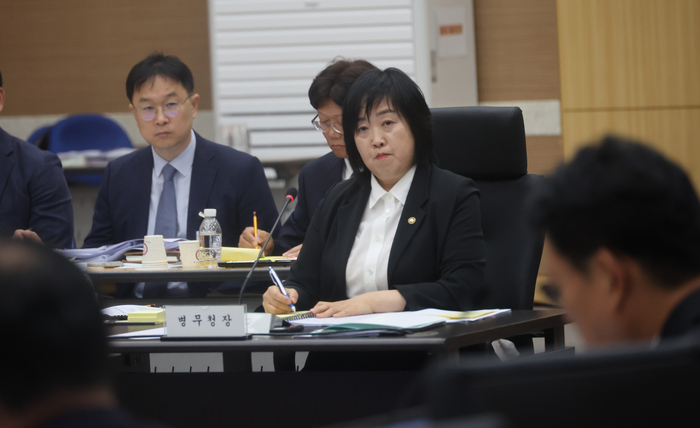 홍소영 병무청장이 12일 대전 병무청에서 열린 국회 국방위원회의 병무청에 대한 국정감사에서 의원 질의를 듣고 있다. 연합뉴스