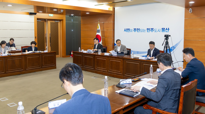 울산 메가 프로젝트 발굴 보고회가 열린 12일 울산시청 상황실에서 김상욱 울산시장과 간부 공무원들이 발굴 사업 보고 및 주요 현안에 대한 논의를 하고 있다. 최지원 기자