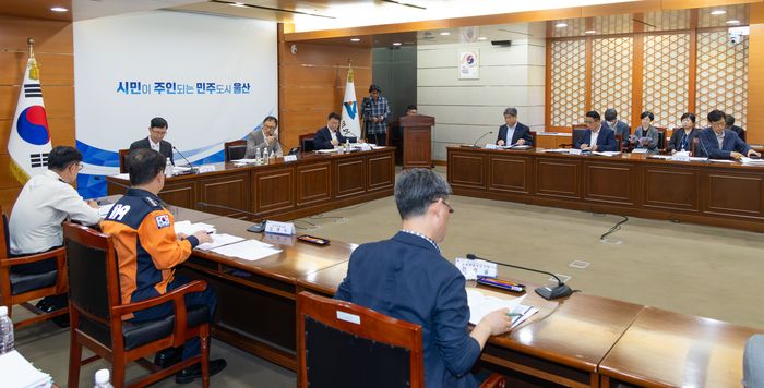 어물동 산불 및 울산 마라톤대회 안전 관련 긴급 점검회의가 실시된 12일 울산시청 상황실에서 김상욱 울산시장이 회의를 주재하고 있다. 최지원 기자